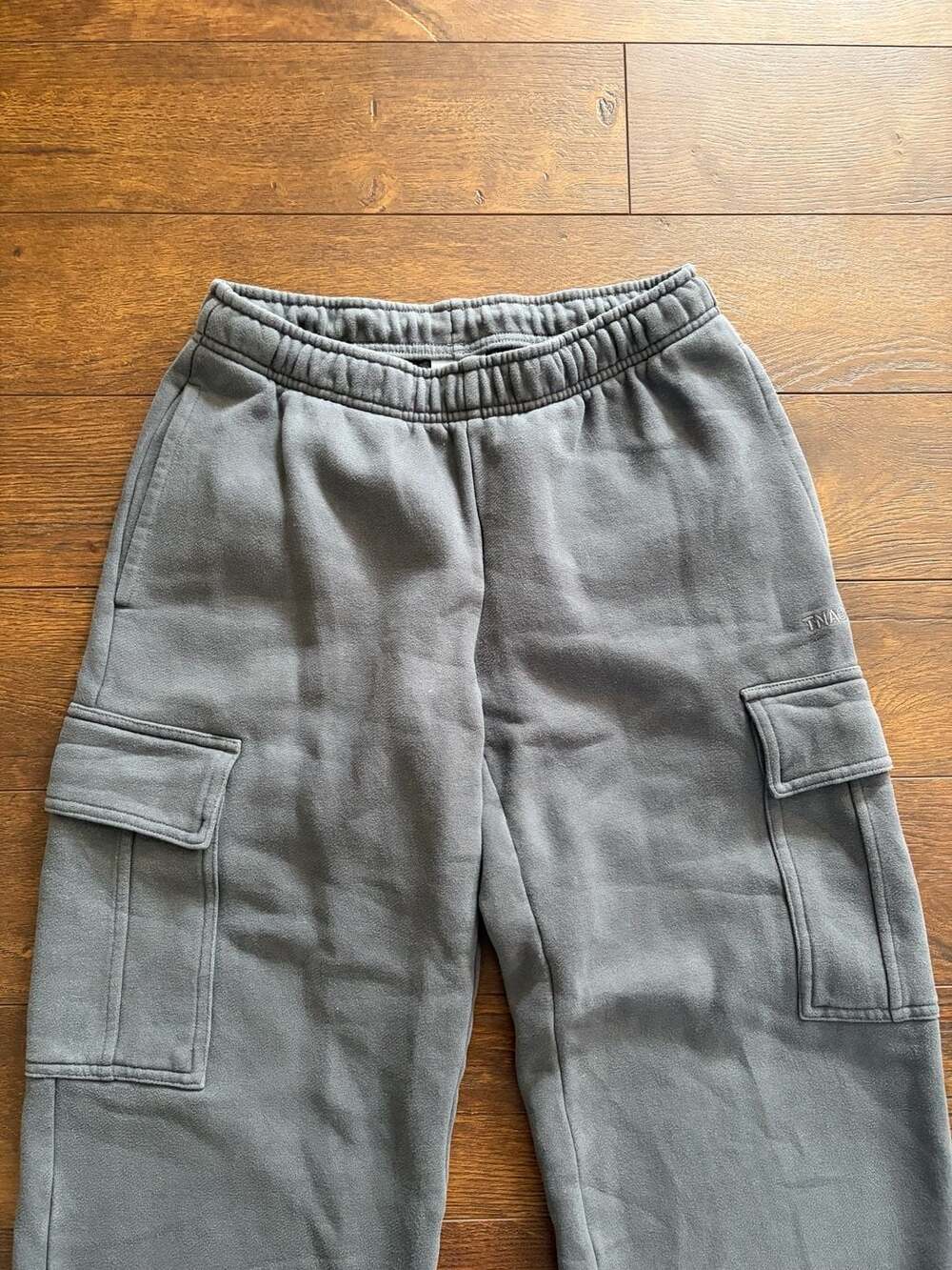 TNA Cozy Fleece Mega Fit Cargo Sweatpants Grey Relaxed Wide Leg Womens - Picture 2 of 6